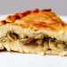 Il calzone, torta rustica fatta semplicemente con farina, olio, acqua e sale e ripiena di cipolla stufata nellolio doliva e poi arricchita da olive, capperi, uova, acciughe e pomodori.  celebrato a Binetto, Corato, Modugno e soprattutto ad Acquaviva delle Fonti, patria della mitica cipolla rossa, dove dal 1971 ogni ottobre si tiene unattesa sagra